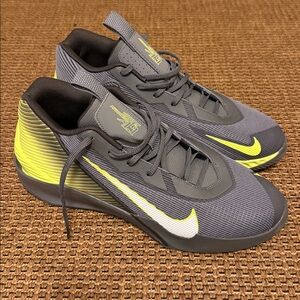 Nike mens  High Top G.T. Jump Academy Basketball Sneakers size 12 US